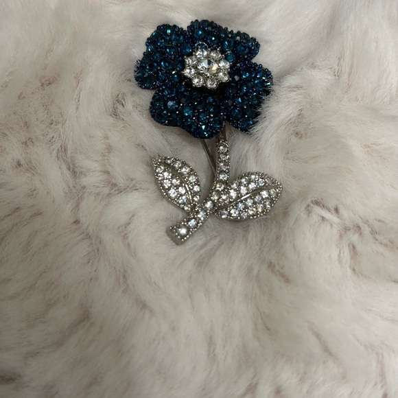 Elegant Blue and Silver Floral Brooch - Picture 2 of 7